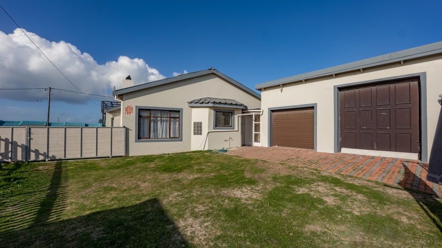4 Bedroom Property for Sale in Struisbaai Western Cape